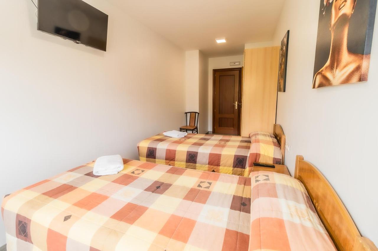 Hostal - Restaurante La Buena Villa By Vivere Stays Villalonquejar ภายนอก รูปภาพ