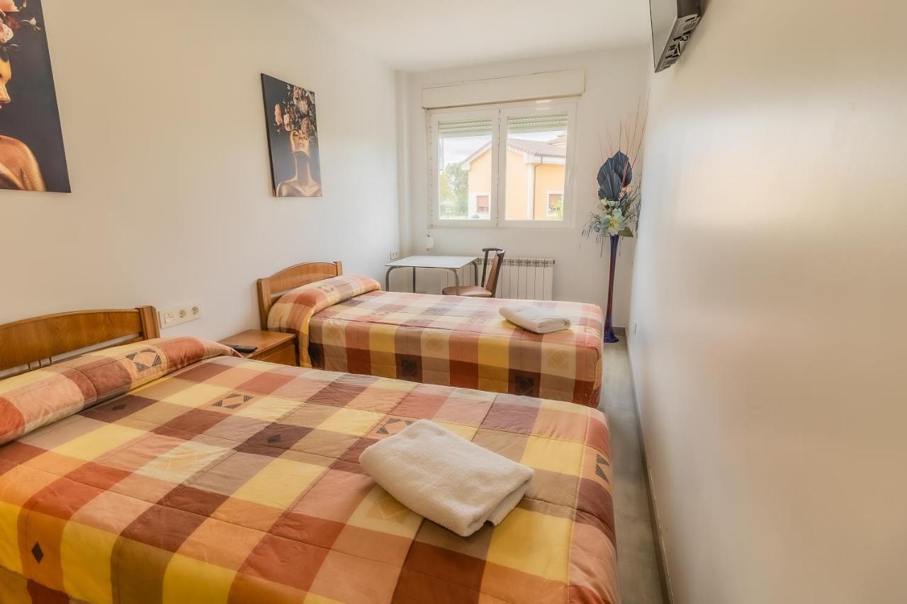 Hostal - Restaurante La Buena Villa By Vivere Stays Villalonquejar ภายนอก รูปภาพ