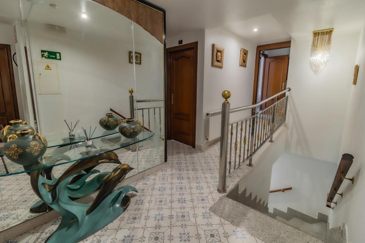 Hostal - Restaurante La Buena Villa By Vivere Stays Villalonquejar ภายนอก รูปภาพ